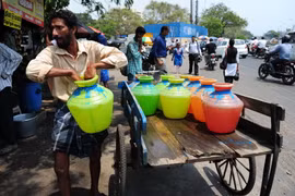 Người dân Ấn Độ xếp hàng lấy nước sạch tại một điểm phân phối nước miễn phí của Chính phủ ở Chennai ngày 22/3. (Nguồn: AFP/TTXVN)