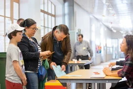 Người dân Thụy Sĩ bỏ phiếu về thu nhập cơ bản vô điều kiện cho toàn dân tại một địa điểm ở Geneva. (Nguồn: THX/TTXVN)