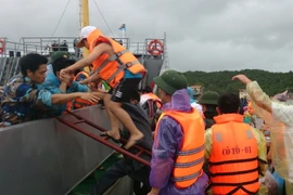 Bộ Tư lệnh Hải Quân bố trí tàu đưa khách du lịch từ Cô Tô về đất liền. (Ảnh: Thu Báu/TTXVN)