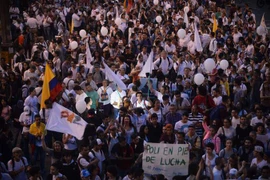 Người dân Colombia tham gia tuần hành kêu gọi chấm dứt xung đột ở nước này. (Nguồn: AFP/TTXVN)