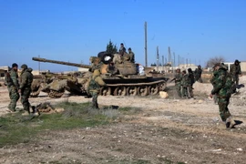 Lực lượng ủng hộ chính phủ Syria tại một chốt kiểm soát ở thành phố Ain al-Hanash , miền đông Syria ngày 26/1, sau khi giành lại thành phố này từ phiến quân IS. (Nguồn: AFP/TTXVN)