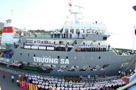 Tàu HQ 571 vận chuyển hàng Tết ra huyện đảo Trường Sa trước khi rời quân cảng Cam Ranh. (Ảnh: Quốc Khánh/TTXVN)