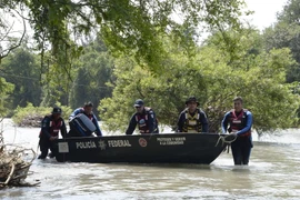 Cảnh sát Mexico tìm kiếm sinh viên mất tích trên sông Cocula, bang Guerrero, Mexico ngày 29/10/2014. (Nguồn: AFP/TTXVN)