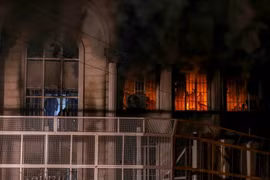 Đại sứ quán Saudi Arabia ở Tehran, Iran, bị phóng hỏa trong cuộc biểu tình ngày 2/1/2016. (Nguồn: AFP/TTXVN)