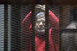 Cựu Tổng thống Mohammed Morsi đứng sau song sắt tại phiên tòa xét xử ông ở Cairo ngày 23/4. (Nguồn: THX/TTXVN)