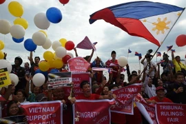 Các nhà hoạt động Philippines vui mừng sau phán quyết của Tòa Trọng tài ở Lahay trong cuộc tuần hành tại Manila ngày 12/7. (Nguồn: AFP/TTXVN)