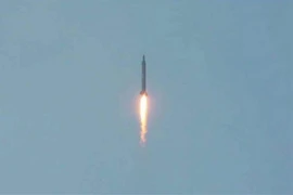 Một tên lửa đạn đạo được phóng thử trong cuộc tập trận của đơn vị pháo binh Hwasong thuộc Lực lượng chiến lược của Quân đội Nhân dân Triều Tiên. (Nguồn: YONHAP/TTXVN)