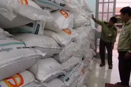 Các bao tải đường cát lậu bị lực lượng chức năng tạm giữ. Ảnh minh họa. (Nguồn: TTXVN)