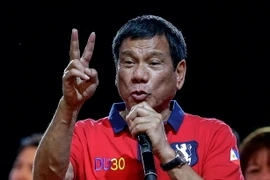 Ứng viên tranh cử Tổng thống Philippines Rodrigo Duterte phát biểu trước những người ủng hộ tại Manila ngày 7/5. (Nguồn: EPA/TTXVN)