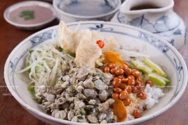 Hướng dẫn cách nấu món cơm hến xứ Huế giải nhiệt ngày Hè