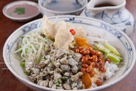 Hướng dẫn cách nấu món cơm hến xứ Huế giải nhiệt ngày Hè