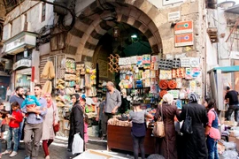  Người dân Syria mua sắm chuẩn bị cho kỳ nghỉ lễ Eid tại khu chợ cổ ở thủ đô Damascus ngày 10/9. (Nguồn: EPA/TTXVN)