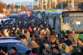 Đoàn đưa người dân sơ tán khỏi miền đông Aleppo ngày 15/12. (Nguồn: AP/TTXVN)