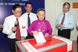 Cụ Lê Thị Diệu Muội, 94 tuổi, 75 năm tuổi Đảng, lão thành cách mạng đi bỏ phiếu tại điểm bầu cử số 4, phường Vĩnh Phúc, Quận Ba Đình, Hà Nội. (Ảnh: Trọng Đức/TTXVN)