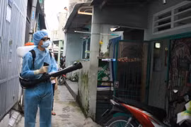 Phun xịt thuốc diệt muỗi phòng bệnh Zika, sốt xuất huyết. (Ảnh: Phương Vy/TTXVN)