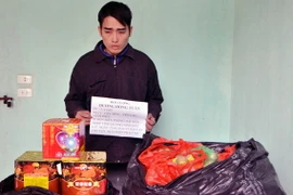 Đối tượng Dương Hồng Tuân cùng tang vật. (Ảnh: Nguyễn Hoàng/Vietnam+)