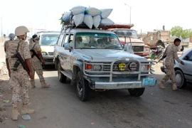 Lực lượng an ninh Yemen gác tại một trạm kiểm soát tại thành phố Aden, miền nam Yemen ngày 16/5. (Nguồn: AFP/TTXVN)