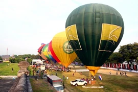 Màn trình diễn bay của các đội. (Ảnh: Hồ Cầu/TTXVN)