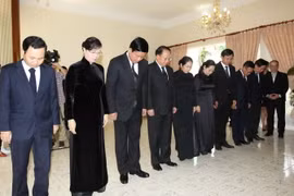 Các vị lãnh đạo TP. Hồ Chí Minh tưởng niệm đồng chí Fidel Castro Ruz. (Ảnh: Thanh Vũ/TTXVN)