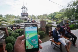 Một nhóm chơi Pokemon Go trên đường phố ở Banda Aceh, Indonesia ngày 16/7. (Nguồn: EPA/TTXVN)