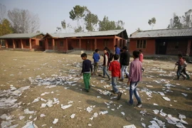 Một ngôi trường bị thiêu rụi trong cuộc xung đột ở ngoại ô Srinagar, thủ phủ mùa hè của Kashmir ngày 31/10. (Nguồn: EPA/TTXVN)