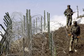 Binh sỹ Ấn Độ tuần tra dọc đường biên giới LoC giữa Ấn Độ và Pakistan. (Nguồn: AFP/TTXVN)