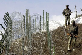 Binh sỹ Ấn Độ tuần tra dọc đường biên giới LoC giữa Ấn Độ và Pakistan. (Nguồn: AFP/TTXVN)