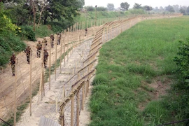 Lực lượng an ninh biên giới Ấn Độ tuần tra tại biên giới Ấn Độ - Pakistan ngày 26/9. (Nguồn: EPA/TTXVN)