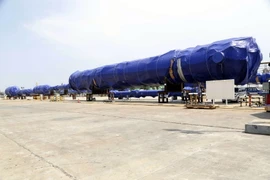 Vận chuyển thiết bị lên tàu chuyên dụng. (Ảnh: Sỹ Thắng/TTXVN)