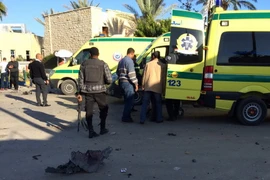 Lực lượng an ninh Ai Cập điều tra tại hiện trường vụ đánh bom bên ngoài khách sạn Inn - Thụy Sỹ ở thành phố al-Arish, bán đảo Sinai ngày 24/11. (Nguồn: AFP/TTXVN)