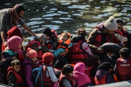 Trẻ em và phụ nữ Syria trên chuyến hành trình vượt Biển Aegean đầy hiểm nguy để tới đảo Lesbos, Hy Lạp ngày 28/2. (Nguồn: AFP/TTXVN)