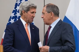  Ngoại trưởng Nga Sergei Lavrov (phải) và người đồng cấp Mỹ John Kerry. (Nguồn: THX/TTXVN)
