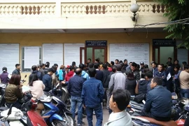 Người dân đổ xô đi đổi giấy phép lái xe sang thẻ nhựa PET tại Hà Nội. (Ảnh: Hoàng Hùng/TTXVN)