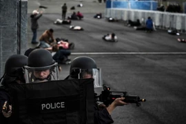 Lực lượng cảnh sát và phòng cháy chữa cháy Pháp diễn tập chống khủng bố. (Nguồn: AFP/TTXVN)