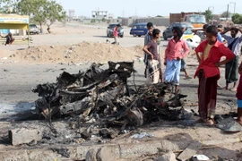 Hiện trường vụ đánh bom liều chết gần bốt kiểm soát quân sự ở quận Shaab, thành phố Aden, Yemen. (Nguồn: AFP/TTXVN)
