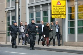 Cảnh sát Bỉ sơ tán người dân gần ga tàu điện ngầm Maalbeek sau vụ nổ. (Nguồn: AFP/TTXVN)