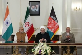 Lễ ký thỏa thuận ba bên Iran- Ấn Độ- Afghanistan tại Tehran ngày 23/5. (Nguồn: EPA/TTXVN)