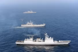 Tàu khu trục Hàn Quốc Dae Jo Young (phía dưới) trong một cuộc tập trận. (Nguồn: AFP/TTXVN)