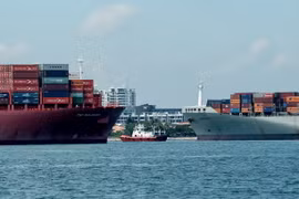 Tàu chở hàng ra vào cảng Singapore. (Nguồn: AFP/TTXVN)