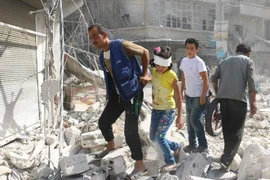 Cảnh đổ nát sau một cuộc không kích tại khu vực Fardous, thành phố Aleppo, Syria ngày 12/10. (Nguồn: AFP/TTXVN)
