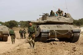 Binh sỹ Israel gác tại khu vực gần Nahal Oz, giáp giới Gaza. (Nguồn: AFP/TTXVN)