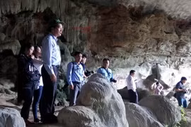 Đoàn liên ngành kiểm tra tại hang Cặp La. (Ảnh: Nguyễn Hoàng/TTXVN)