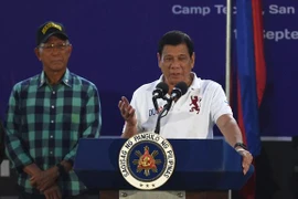 Tổng thống Philippine Rodrigo Duterte (phải) và Bộ trưởng Quốc phòng Delfin Lorenzana (trái) trong cuộc họp tại căn cứ quân sự thị trấn San Miguel, tỉnh Bulacan, phía bắc Manila ngày 15/9. (Nguồn: AFP/TTXVN)