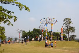 Không gian nghệ thuật điêu khắc “Art in the forest” thu hút đông đảo khách tham quan. (Ảnh: Đinh Thị Thuận/Vietnam+) 