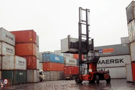 Bốc xếp hàng hóa tại Cảng Hải Phòng. (Ảnh: Lâm Khánh/TTXVN)