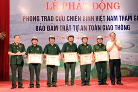 Hội Cựu chiến binh Việt Nam tặng Bằng khen cho những cựu chiến binh có thành tích xuất sắc trong phong trào tham gia đảm bảo trật tự an toàn giao thông. (Ảnh: Quang Cường/TTXVN)