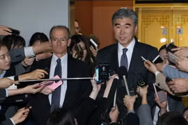 Đặc phái viên Mỹ về chính sách Triều Tiên Sung Kim (phải). (Nguồn: AFP/TTXVN)