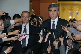 Đặc phái viên Mỹ về chính sách Triều Tiên Sung Kim (phải). (Nguồn: AFP/TTXVN)