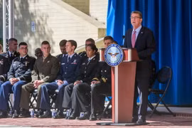 Bộ trưởng Quốc phòng Mỹ Ashton Carter (phải) trong một sự kiện tại Arlington, Virginia ngày 3/10. (Nguồn: AFP/TTXVN)