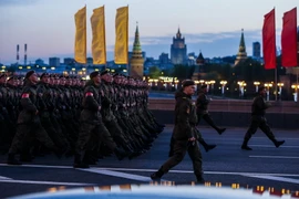 Binh sỹ Nga tham gia diễn tập duyệt binh chào mừng Ngày Chiến thắng tại Moskva ngày 5/5. (Nguồn: EPA/TTXVN)